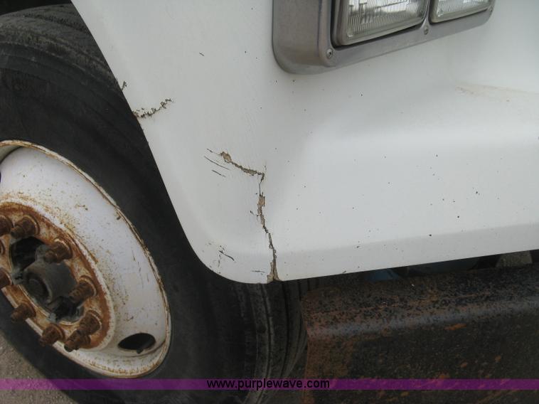 image for item H8568 1999 Freightliner FLD120SD semi truck