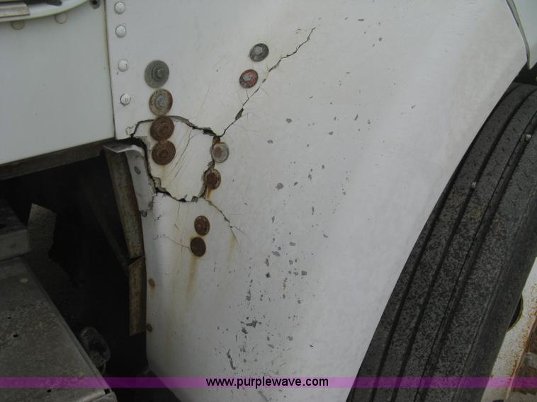 image for item H8568 1999 Freightliner FLD120SD semi truck