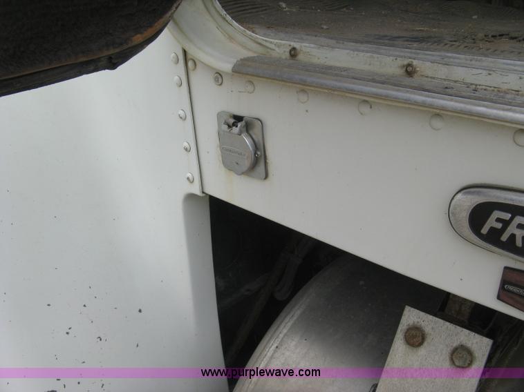 image for item H8568 1999 Freightliner FLD120SD semi truck