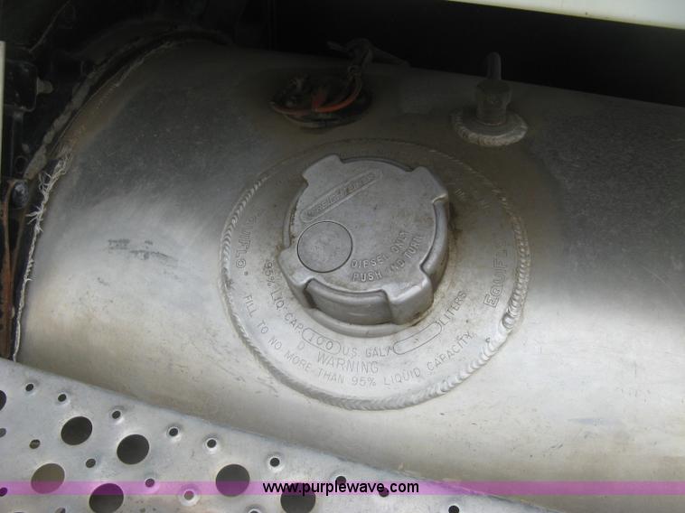 image for item H8568 1999 Freightliner FLD120SD semi truck