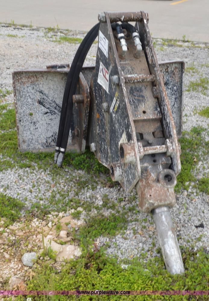 image for item I4519 John Deere HB100 hydraulic skid steer breaker