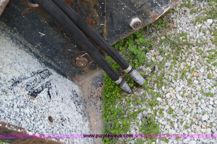 image for item I4519 John Deere HB100 hydraulic skid steer breaker