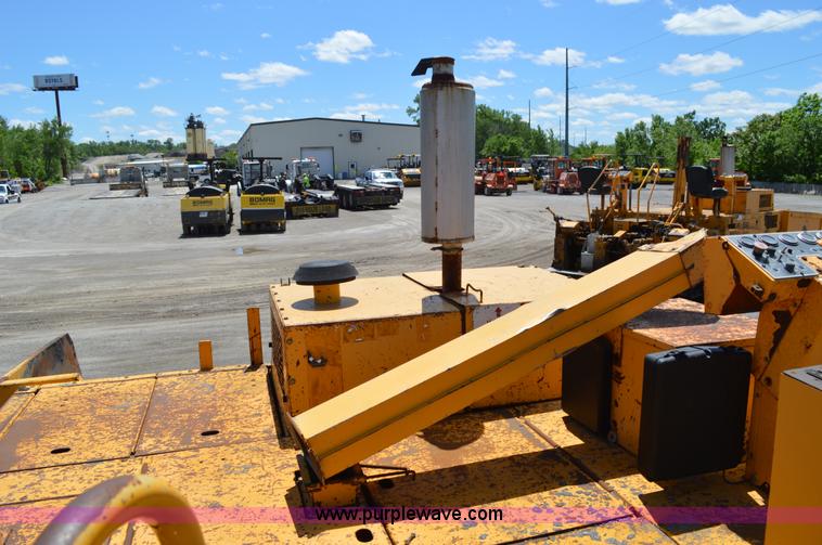 image for item I4528 2000 Blaw-Knox PF-5510 paving machine