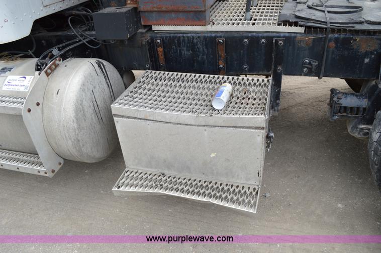 image for item I4533 1989 Peterbilt 358 semi truck