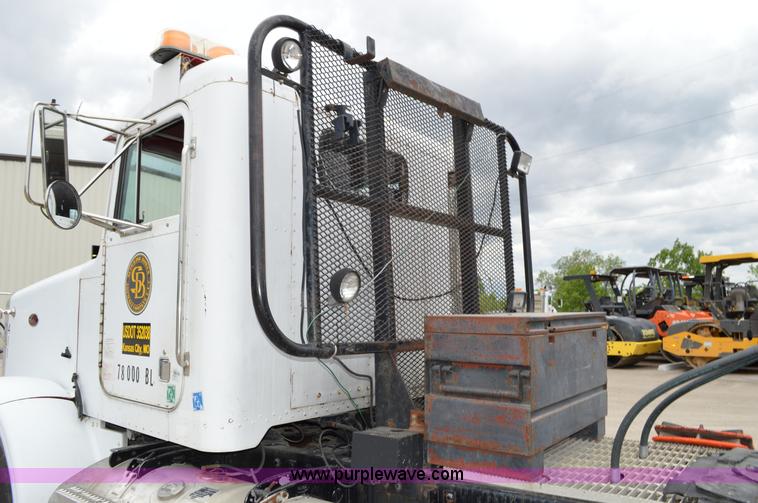 image for item I4533 1989 Peterbilt 358 semi truck
