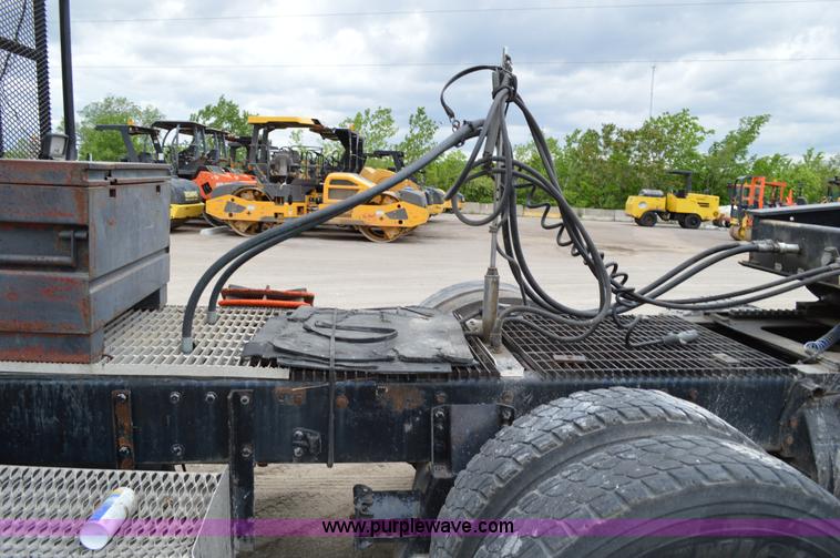 image for item I4533 1989 Peterbilt 358 semi truck