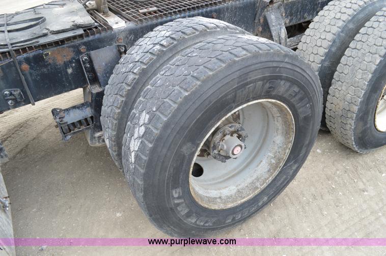 image for item I4533 1989 Peterbilt 358 semi truck