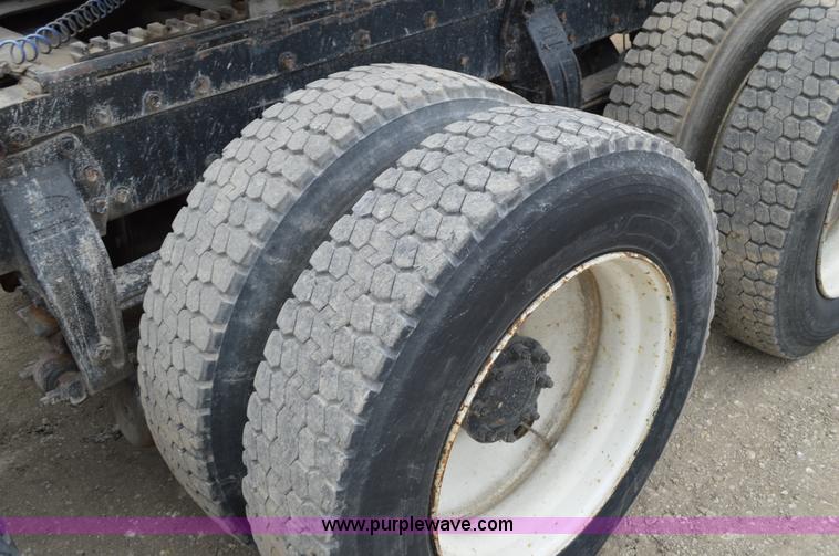 image for item I4533 1989 Peterbilt 358 semi truck