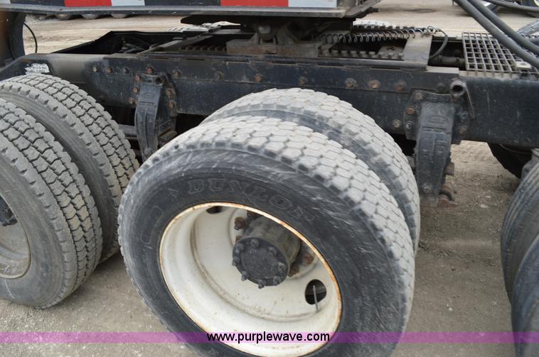 image for item I4533 1989 Peterbilt 358 semi truck