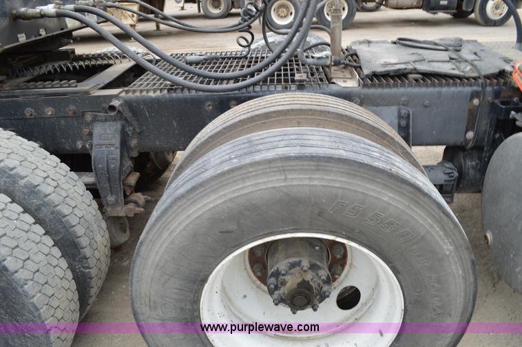 image for item I4533 1989 Peterbilt 358 semi truck