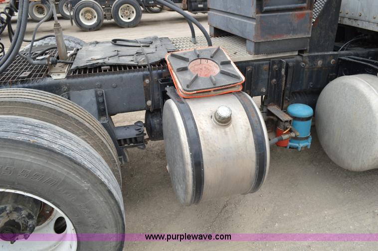 image for item I4533 1989 Peterbilt 358 semi truck