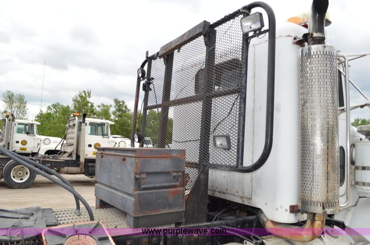 image for item I4533 1989 Peterbilt 358 semi truck