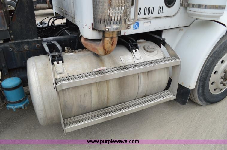 image for item I4533 1989 Peterbilt 358 semi truck