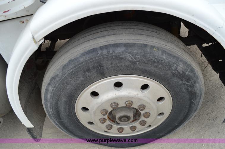 image for item I4533 1989 Peterbilt 358 semi truck