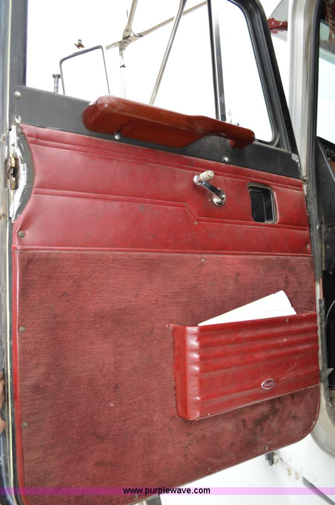 image for item I4533 1989 Peterbilt 358 semi truck