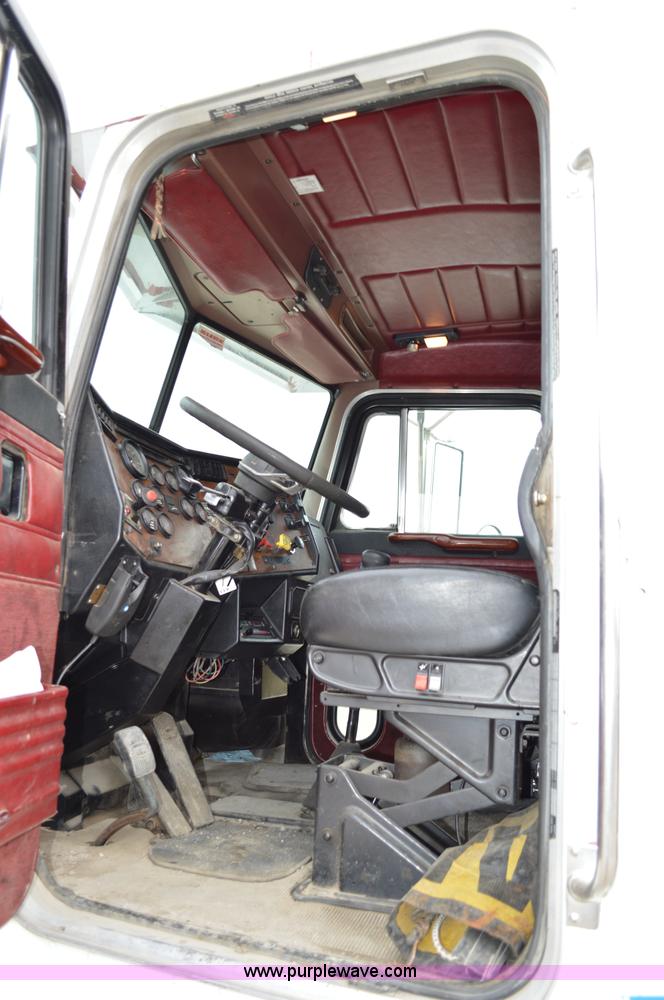 image for item I4533 1989 Peterbilt 358 semi truck