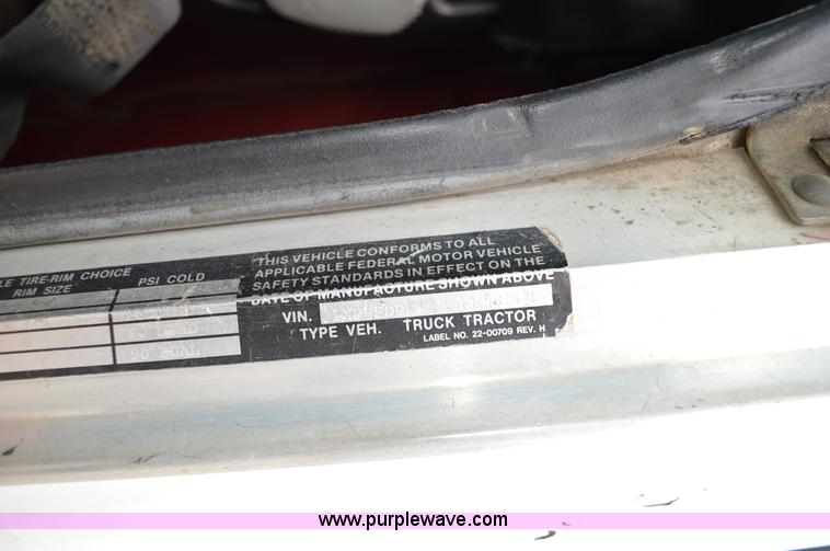 image for item I4533 1989 Peterbilt 358 semi truck