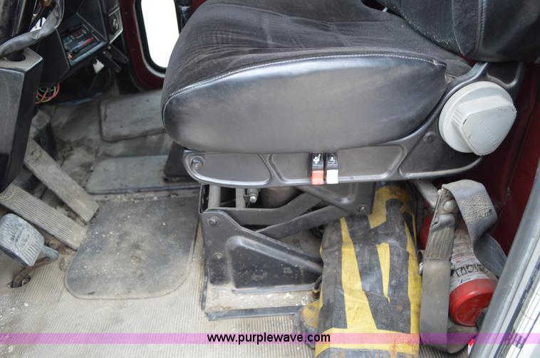 image for item I4533 1989 Peterbilt 358 semi truck