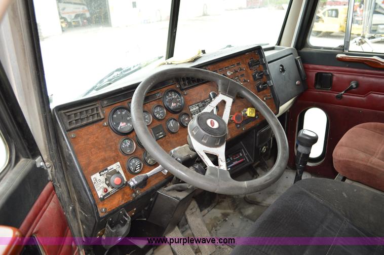 image for item I4533 1989 Peterbilt 358 semi truck