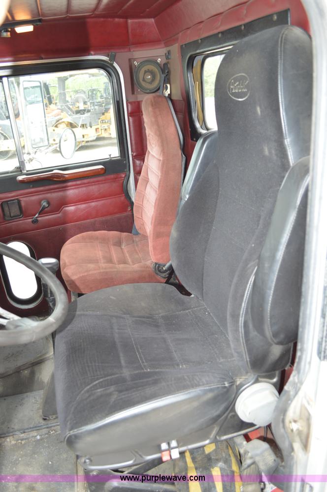 image for item I4533 1989 Peterbilt 358 semi truck