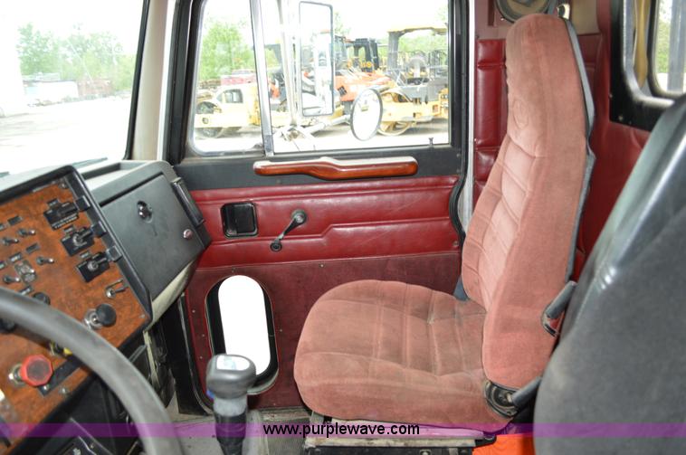 image for item I4533 1989 Peterbilt 358 semi truck