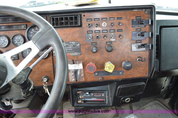 image for item I4533 1989 Peterbilt 358 semi truck