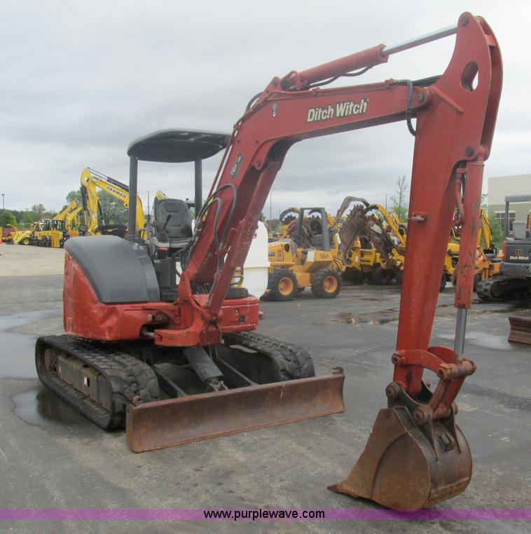 image for item K5066 2005 Ditch Witch MX502 compact excavator