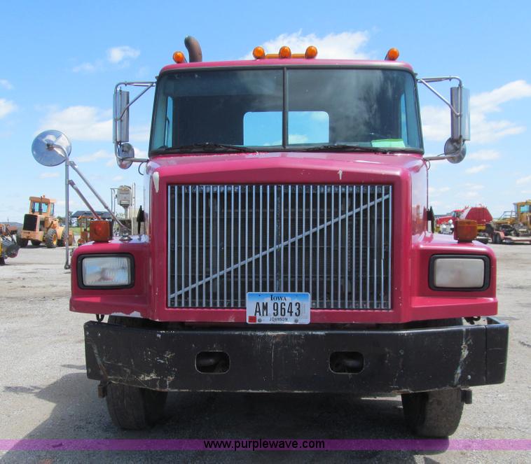 image for item K5635 1994 Volvo WG64T semi truck
