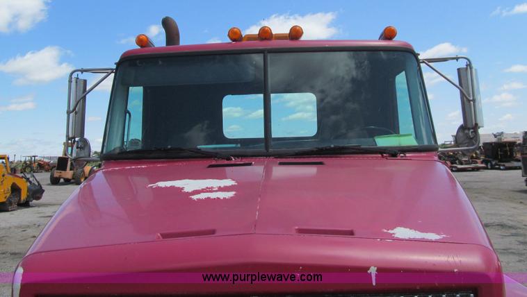 image for item K5635 1994 Volvo WG64T semi truck