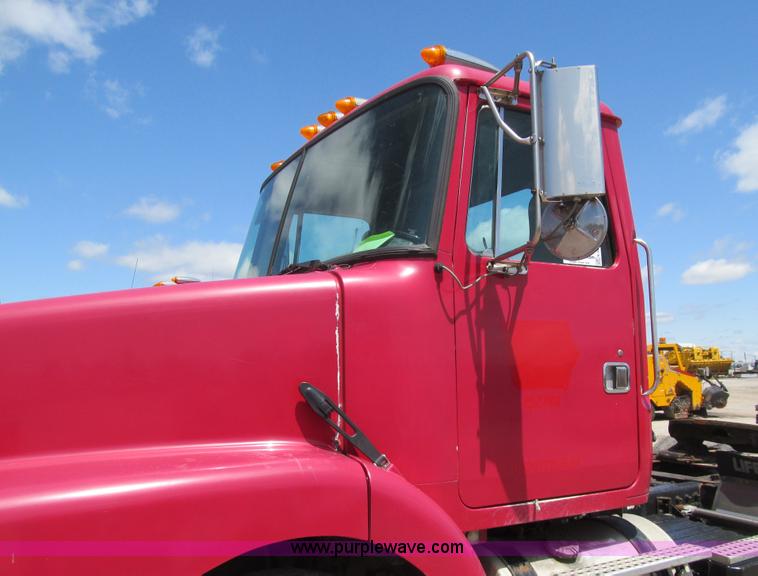 image for item K5635 1994 Volvo WG64T semi truck