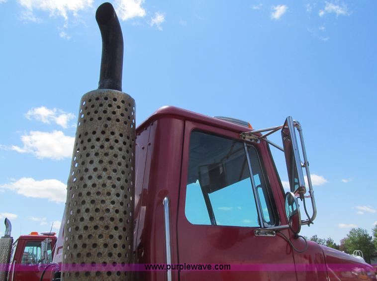 image for item K5635 1994 Volvo WG64T semi truck