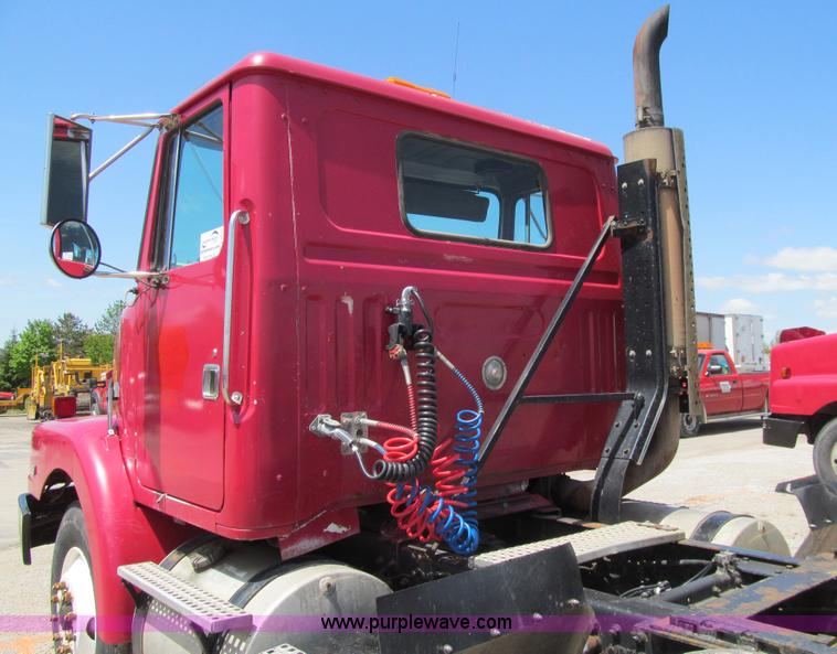 image for item K5635 1994 Volvo WG64T semi truck