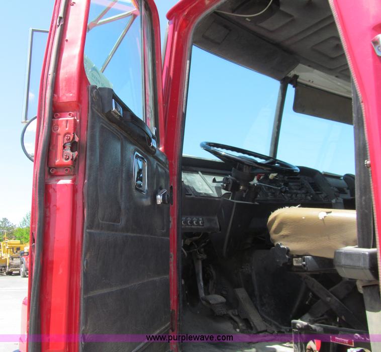 image for item K5635 1994 Volvo WG64T semi truck