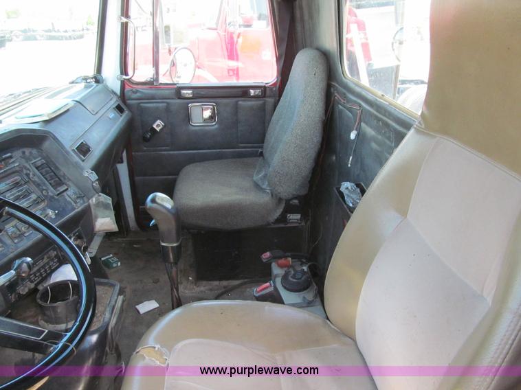 image for item K5635 1994 Volvo WG64T semi truck