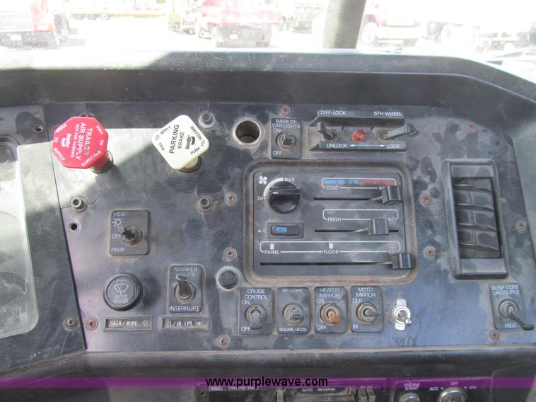 image for item K5635 1994 Volvo WG64T semi truck