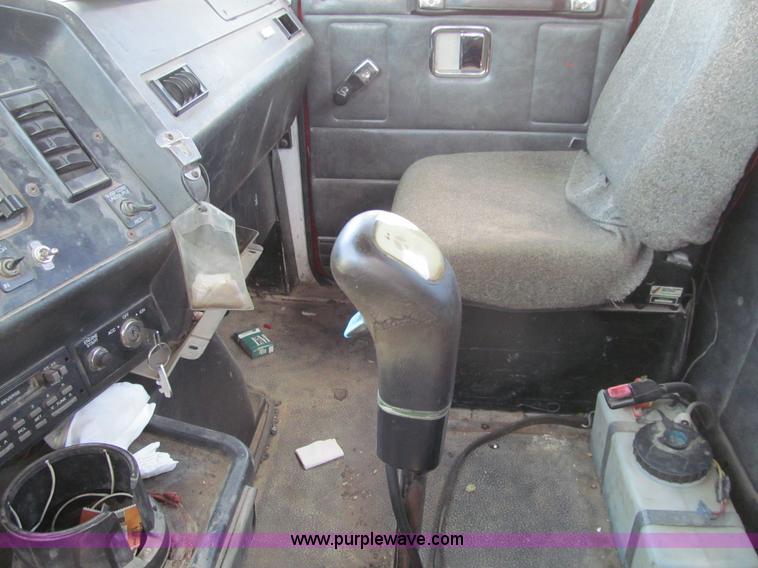 image for item K5635 1994 Volvo WG64T semi truck