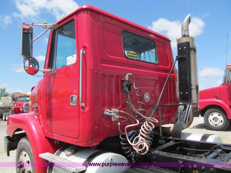 image for item K5636 1994 Volvo WG64T semi truck