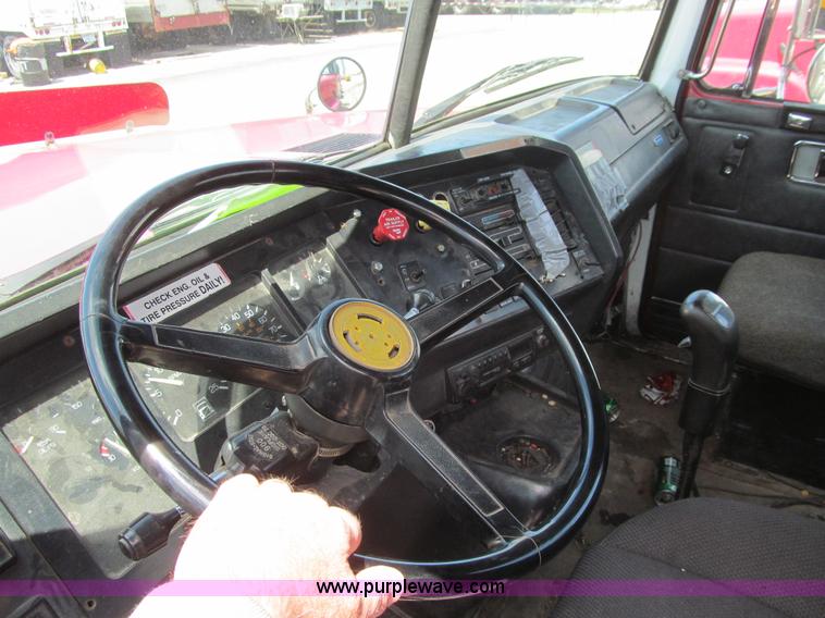 image for item K5636 1994 Volvo WG64T semi truck