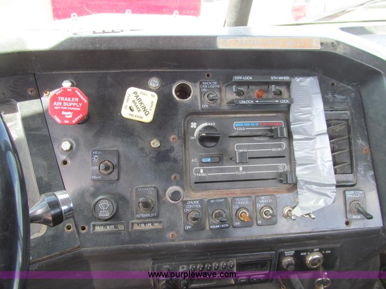 image for item K5636 1994 Volvo WG64T semi truck