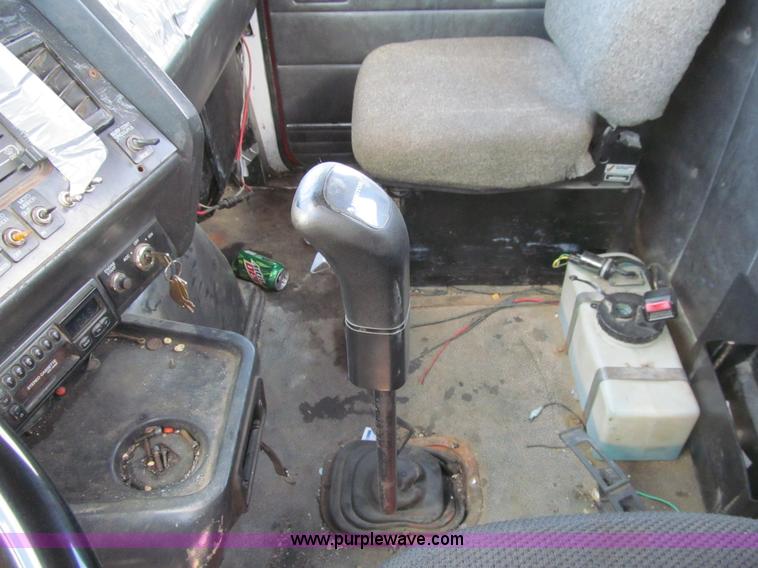 image for item K5636 1994 Volvo WG64T semi truck