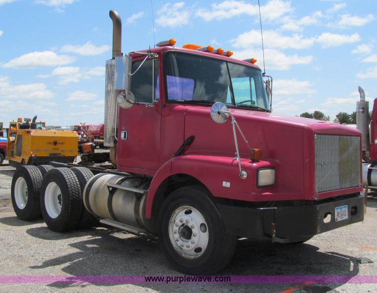 image for item K5637 1994 Volvo WG semi truck