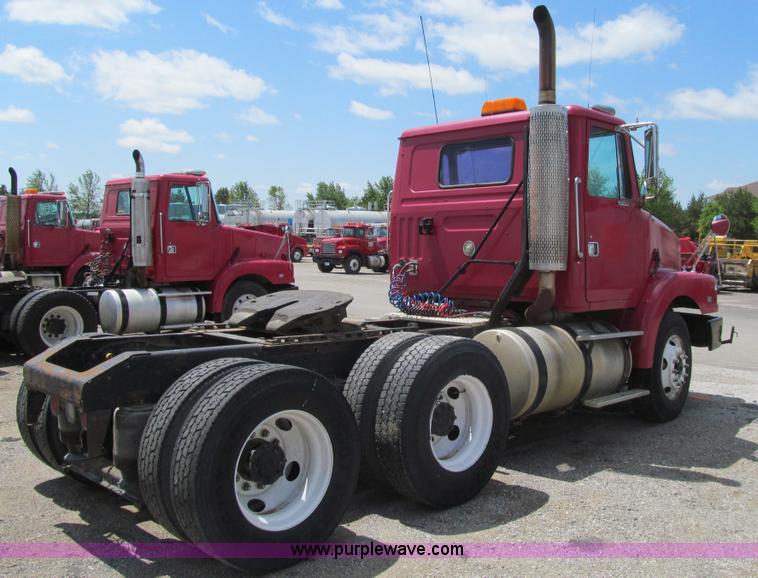 image for item K5637 1994 Volvo WG semi truck