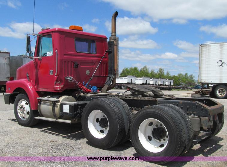 image for item K5637 1994 Volvo WG semi truck