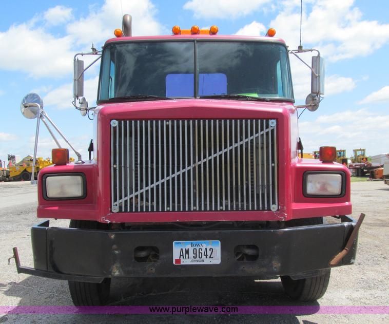 image for item K5637 1994 Volvo WG semi truck