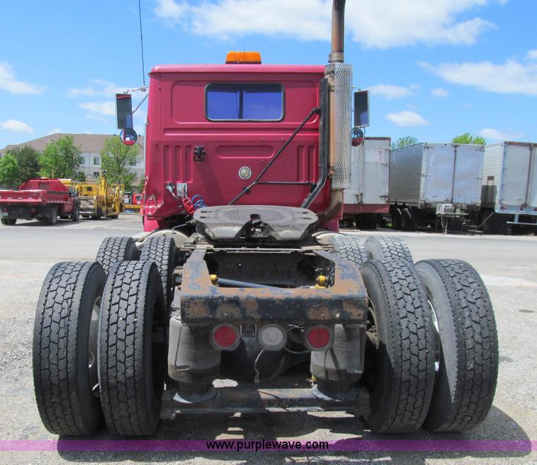 image for item K5637 1994 Volvo WG semi truck