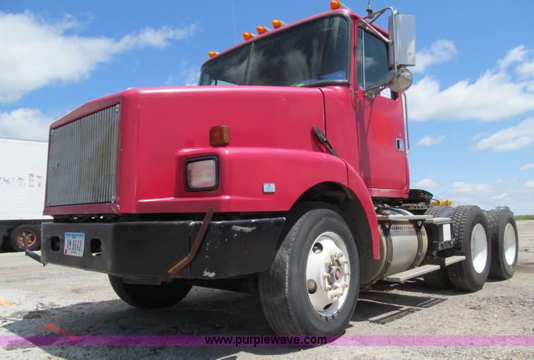image for item K5637 1994 Volvo WG semi truck