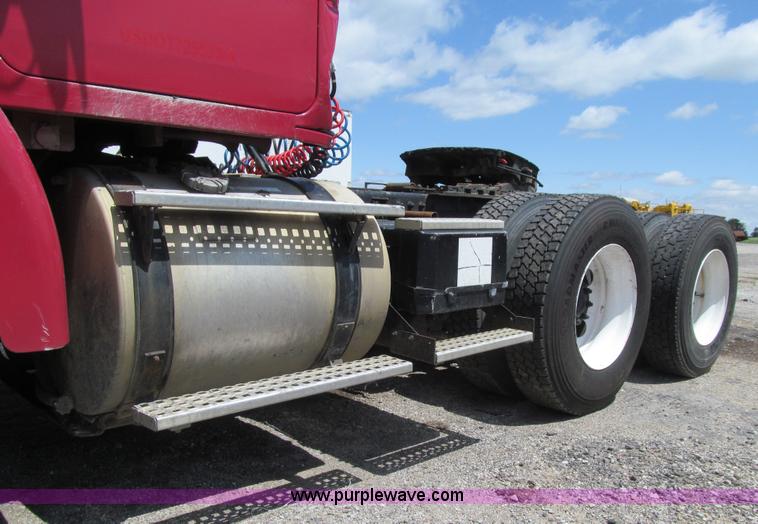 image for item K5637 1994 Volvo WG semi truck