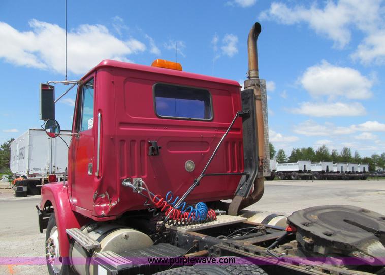 image for item K5637 1994 Volvo WG semi truck