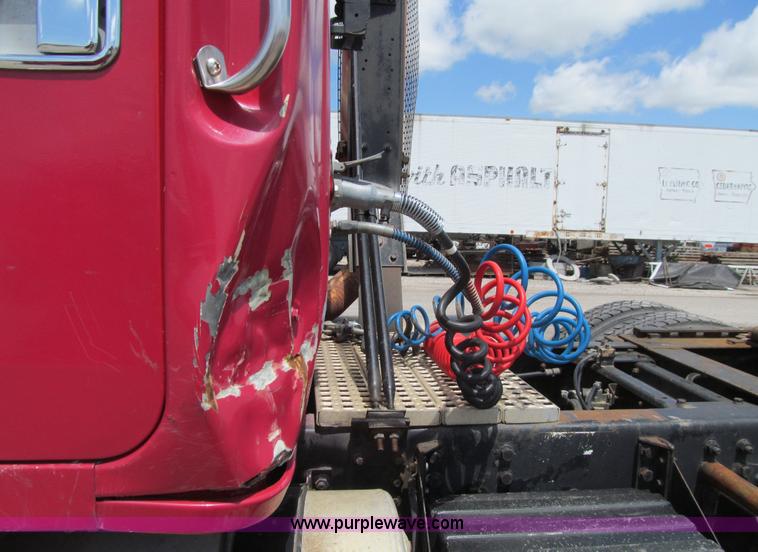 image for item K5637 1994 Volvo WG semi truck