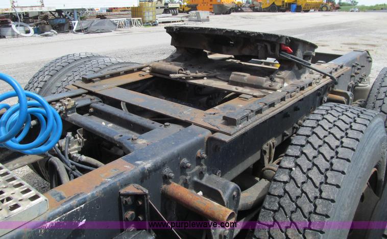 image for item K5637 1994 Volvo WG semi truck